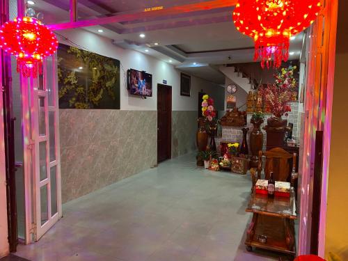 Una televisión o centro de entretenimiento en Cát Tường Hotel