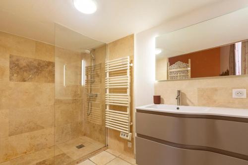 ein Badezimmer mit Waschbecken und Dusche in der Unterkunft Proche du Cours Saleya et de la plage, dans le vieux Nice, spacieux et climatisé in Nizza