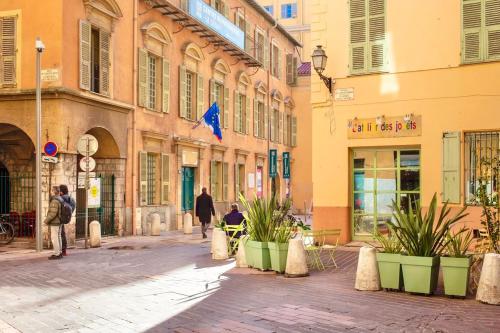 Proche du Cours Saleya et de la plage, dans le vieux Nice, spacieux et climatisé