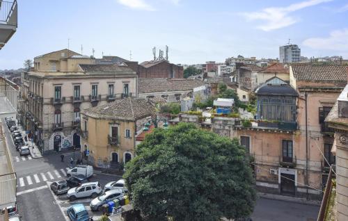 Una vista de una ciudad con coches aparcados en una calle. en Gorgeous Apartment In Catania With Wifi, en Catania