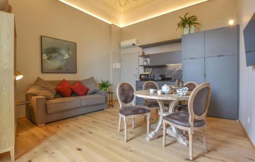 una sala de estar con una mesa y un sofá en Gorgeous Apartment In Catania With Wifi, en Catania