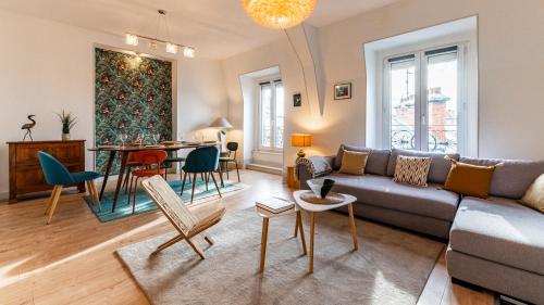 un salon avec un canapé et une table dans l'établissement Les Toits de Darcy - Dijon Centre historique, à Dijon