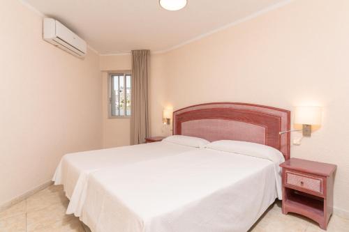 a bedroom with a large white bed and a window at HOVIMA Santa María in Adeje