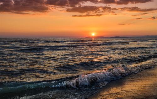 a sunset on the beach with the ocean at 2 Bedroom Stunning Apartment In Isola Capo Rizzuto in Isola Capo Rizzuto