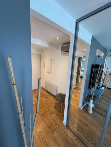 - une vue sur le salon depuis la fenêtre en verre dans l'établissement Superbe appartement PROCHE CENTRE VILLE, à Cannes