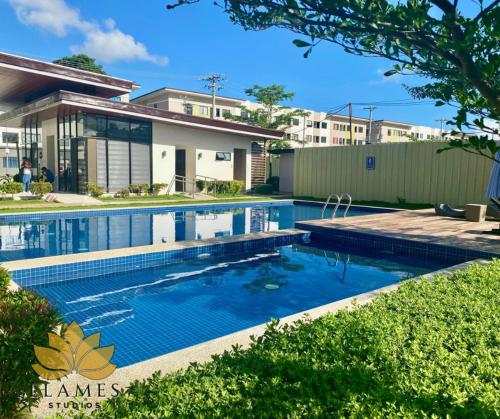 une piscine devant une maison dans l'établissement Llames Studios Near Mactan Airport - Rustic & Spacious, à Lapu Lapu City