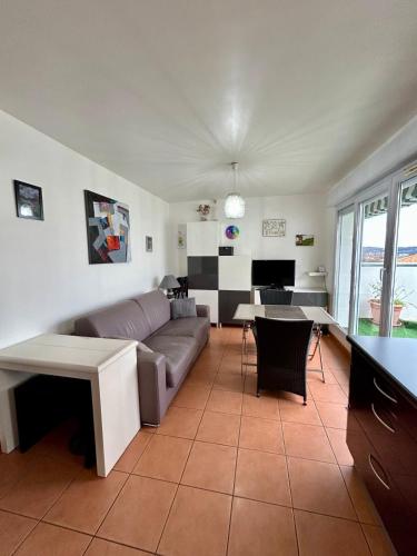 un salon avec un canapé et une table dans l'établissement Cosy T2 with terrace and mountain view - Hendaye, à Hendaye