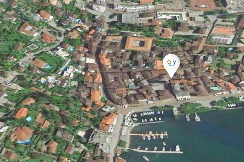 Nespecifikovaný výhled na destinaci Ascona nebo výhled na město při pohledu z apartmánu