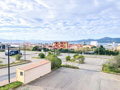 Una calle vacía en un pueblo con edificios y una ciudad. en Residence Cala Moresca 34, en Golfo Aranci