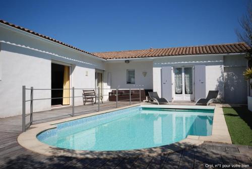 une piscine dans l'arrière-cour d'une maison dans l'établissement ღ Villa Océane Spacieuse Piscine&Jardin, à La Couarde-sur-Mer