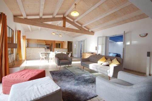 ein Wohnzimmer mit Sofa und Tisch in der Unterkunft ღ Villa Océane Spacieuse Piscine&Jardin in La Couarde-sur-Mer
