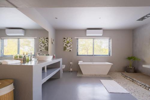 Imagen de la galería de Raptors Luxury Farmhouse, en Hoedspruit