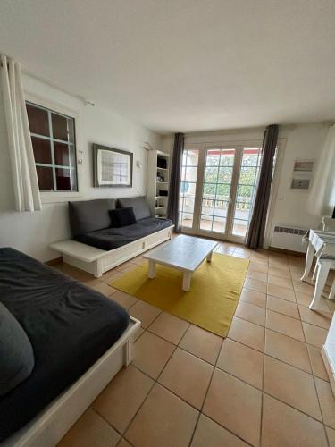 un salon avec un canapé et une table dans l'établissement Apartment T3 - area with pool and activities, à Urrugne