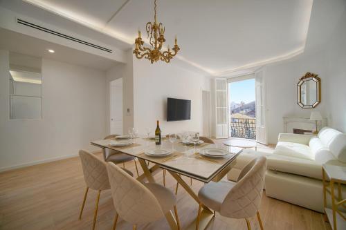 Luxueux 3 chambres 3 salles de bain BALCON, CARRE D'OR A3B129