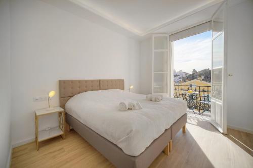 une chambre avec un grand lit et une grande fenêtre dans l'établissement Exceptionnel 4 pieces balcon carre d or A3B129, à Cannes