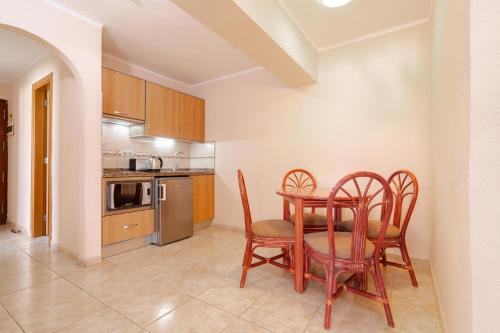 a kitchen with a table and chairs in a room at HOVIMA Santa María in Adeje