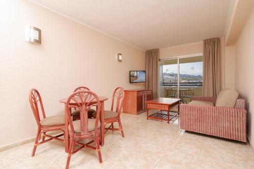 a living room with a table and chairs at HOVIMA Santa María in Adeje