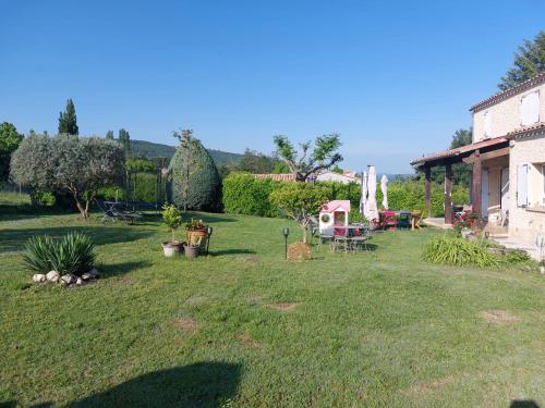 a yard with a house and a yard sidx sidx sidx at Maison familiale à louer dans le Luberon in Dauphin