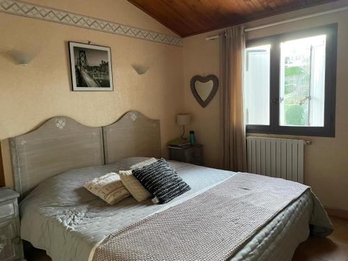 une chambre avec un lit et une fenêtre dans l'établissement Maison familiale à louer dans le Luberon, à Dauphin