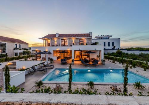 Luxury Villa Kaia -Heated pool, Sea View, Jacuzzi, Gym and Sauna