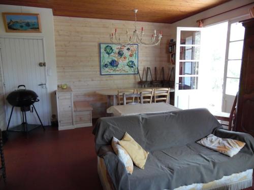 un salon avec un canapé et une table dans l'établissement Villa de bord de mer, à La Tranche-sur-Mer