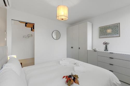 Postel nebo postele na pokoji v ubytování Corte di Ascona Apartments - Happy Rentals