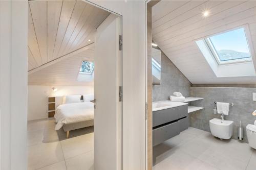 Postel nebo postele na pokoji v ubytování Corte di Ascona Apartments - Happy Rentals
