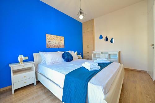 Royal Blue Central House "by Checkin"