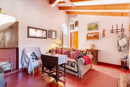 a living room with a couch and a table at Casica de Perintín in Ojós
