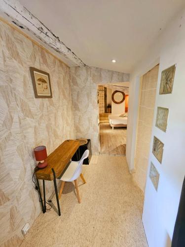 une salle à manger avec une table et une chaise dans l'établissement Suites Coupo Santo et Lou peïro, à Cotignac