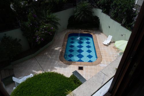 an overhead view of a swimming pool in a backyard at Mansão Adalgisa in Osasco