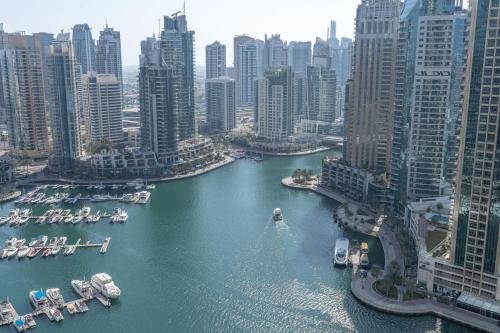 Free housekeeping visits during your stay - StayShort - Marina Views and a 3 Bedroom Apartment in Dubai Marina