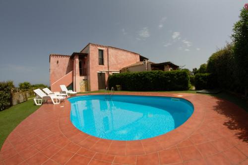 Swimmingpoolen hos eller tæt på Villa Corallina