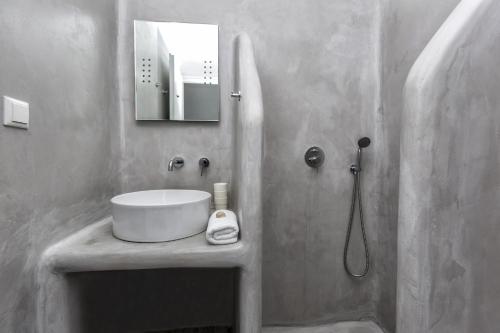 a bathroom with a sink and a shower at Casa Perla in Mikri Vigla