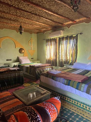 Ένα ή περισσότερα κρεβάτια σε δωμάτιο στο Hotel ksar merzouga