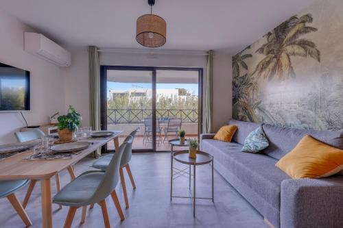 un salon avec un canapé et une table dans l'établissement Appartement Palma - Welkeys, à Bandol