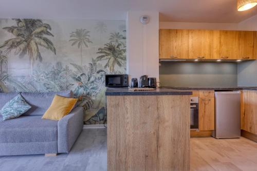 un salon avec un canapé et une cuisine dans l'établissement Appartement Palma - Welkeys, à Bandol