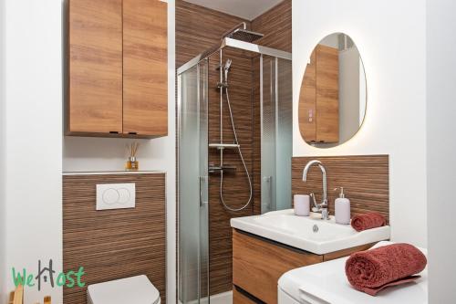 une salle de bain avec un lavabo et une douche dans l'établissement Casa So Nice, à Nice