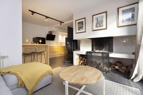 un soggiorno con tavolo e camino di Casa Vity by BeValle a Panticosa