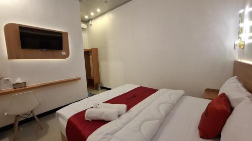 Ένα ή περισσότερα κρεβάτια σε δωμάτιο στο RedDoorz near Kampung Inggris Pare