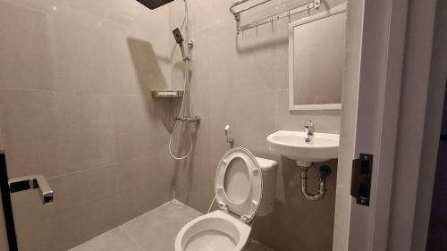 Ένα μπάνιο στο RedDoorz near Kampung Inggris Pare