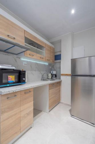Modern apt at Thisio next to the metro station