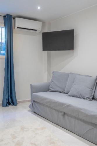 Modern apt at Thisio next to the metro station