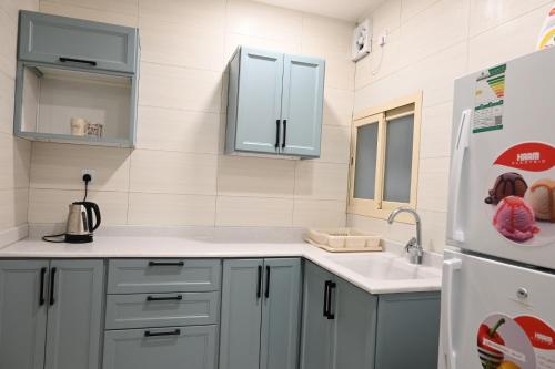 una cucina con lavello e frigorifero di ان هاوس ون a Al Khobar