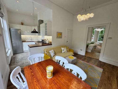 Η κουζίνα ή μικρή κουζίνα στο Exceptionally Large Newly-Refurbished 1-Bed Flat in Hither Green