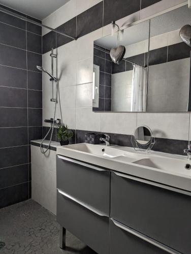 une salle de bain avec un lavabo et un miroir dans l'établissement Le Sud, à Béziers