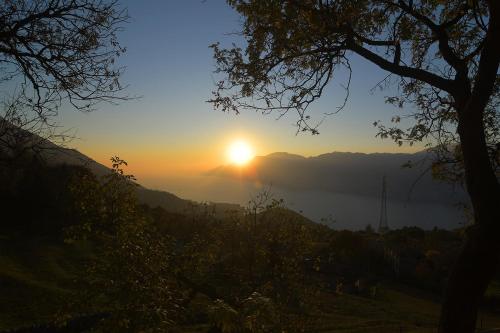 a view of the sun setting over a lake at Chalet Ca' la Fratela in Malcesine