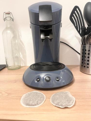 un mixeur assis au-dessus d'une table dans l'établissement Jungle Room - Atypique - Spacieux - WIFI - TV 4K - Vue Sur Ville - Confort, à Rouen