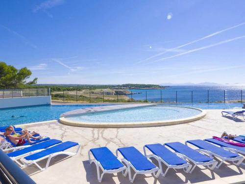une piscine avec des chaises longues et une piscine dans l'établissement Camping 4 étoiles - Parc aquatique - ef0bdc, à Martigues