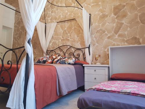 una camera da letto con un letto con sopra degli animali di peluche di Testaccio Charme Apt a Roma